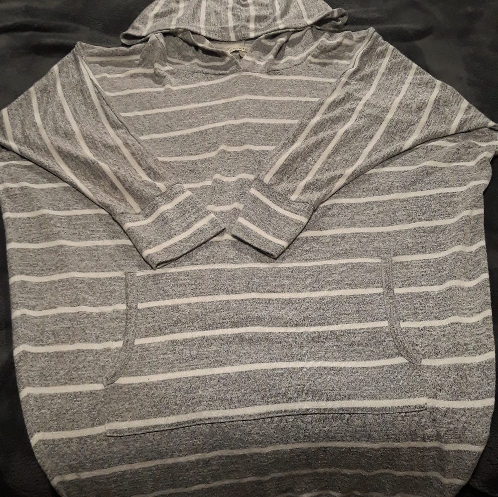 Hooded half sleeve sweater